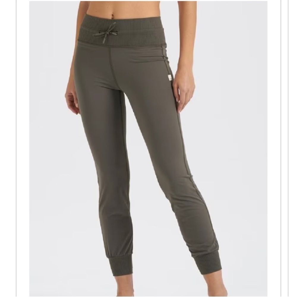 Vuori Daily Joggers Women's Sz M in Oregano